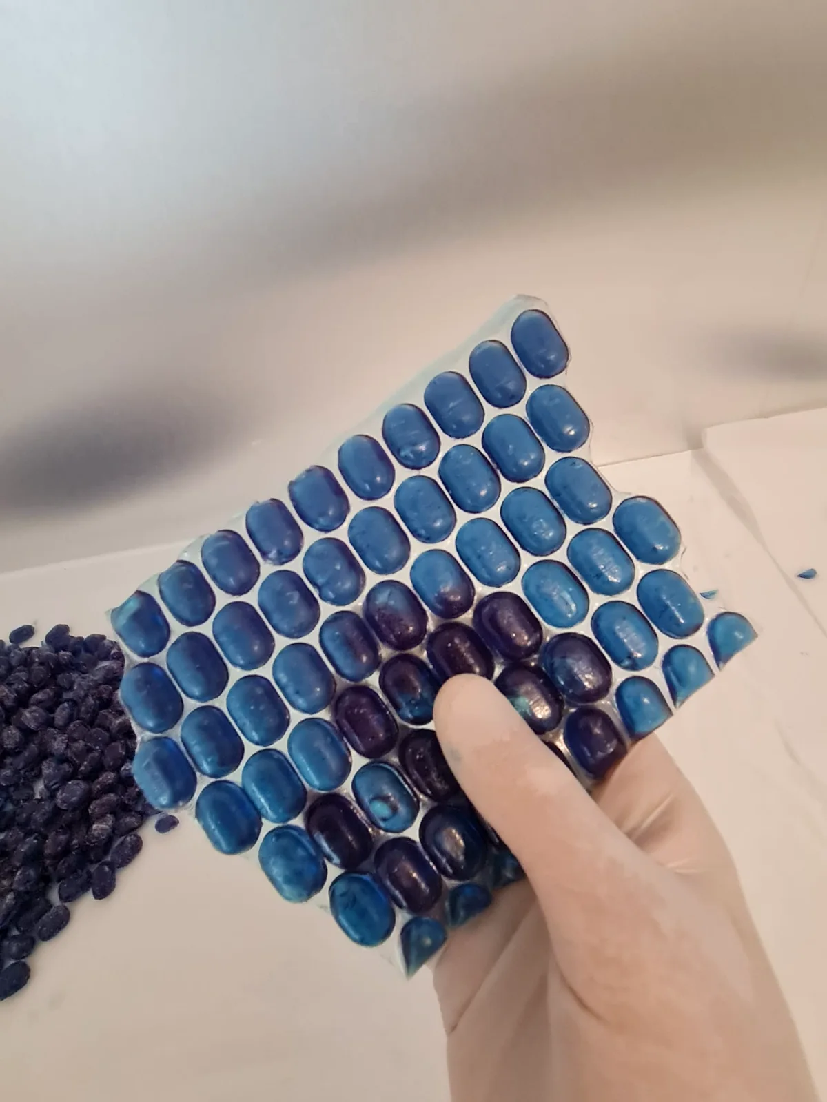 Plaque de bonbons bleus en sucre cuit après passage dans les rouleaux
