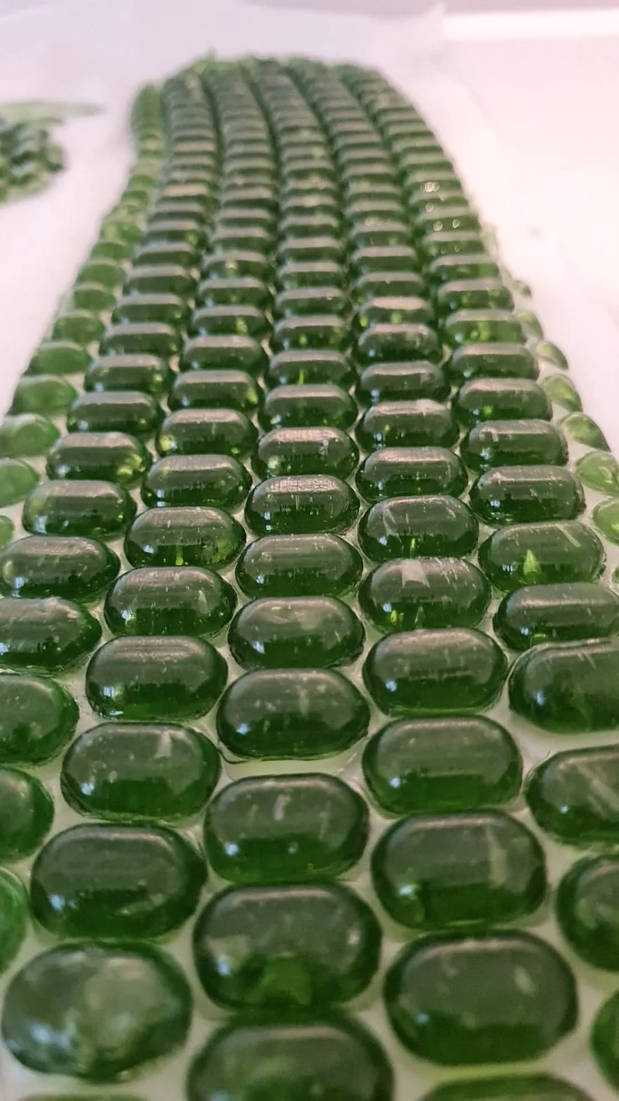 Bonbons verts en sucre cuit produits avec les rouleaux Atelier CAL