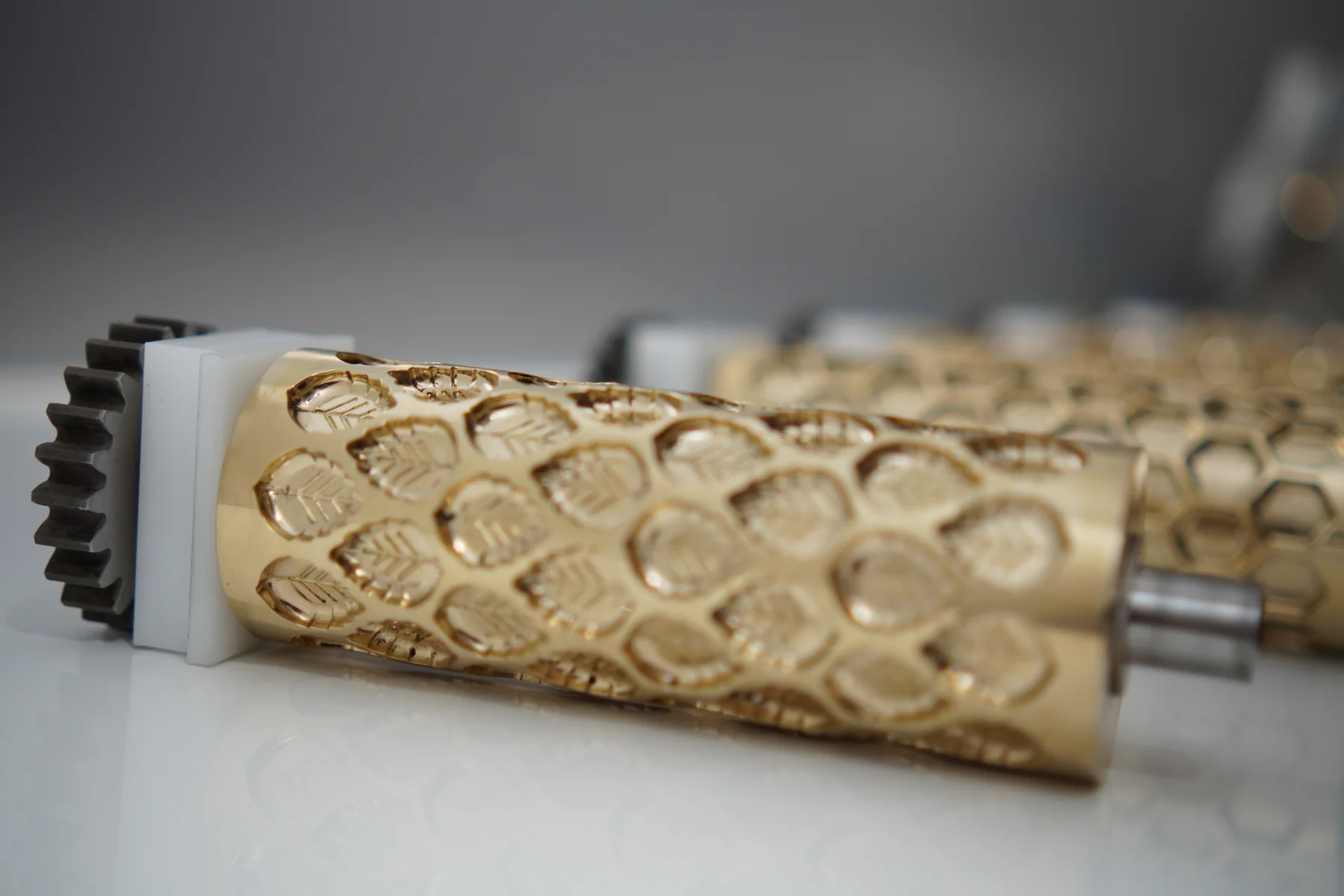 Rouleau en bronze avec empreintes en forme de feuille