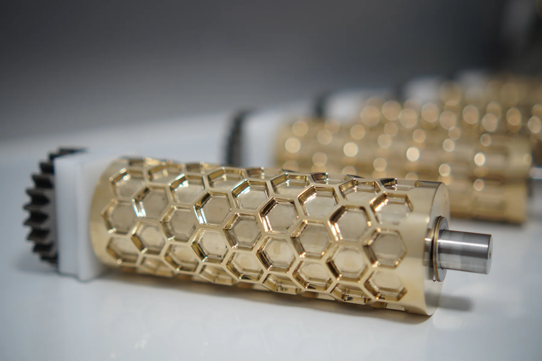 Rouleau en bronze avec empreintes hexagonales
