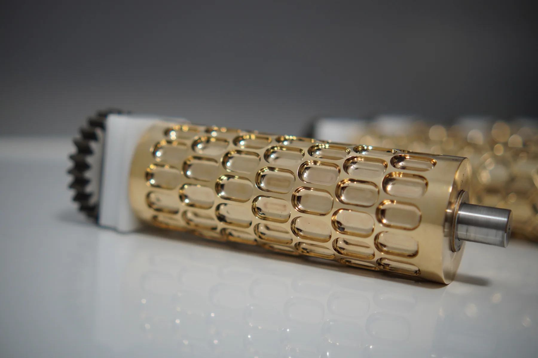 Rouleau en bronze avec empreintes de pastilles ovales
