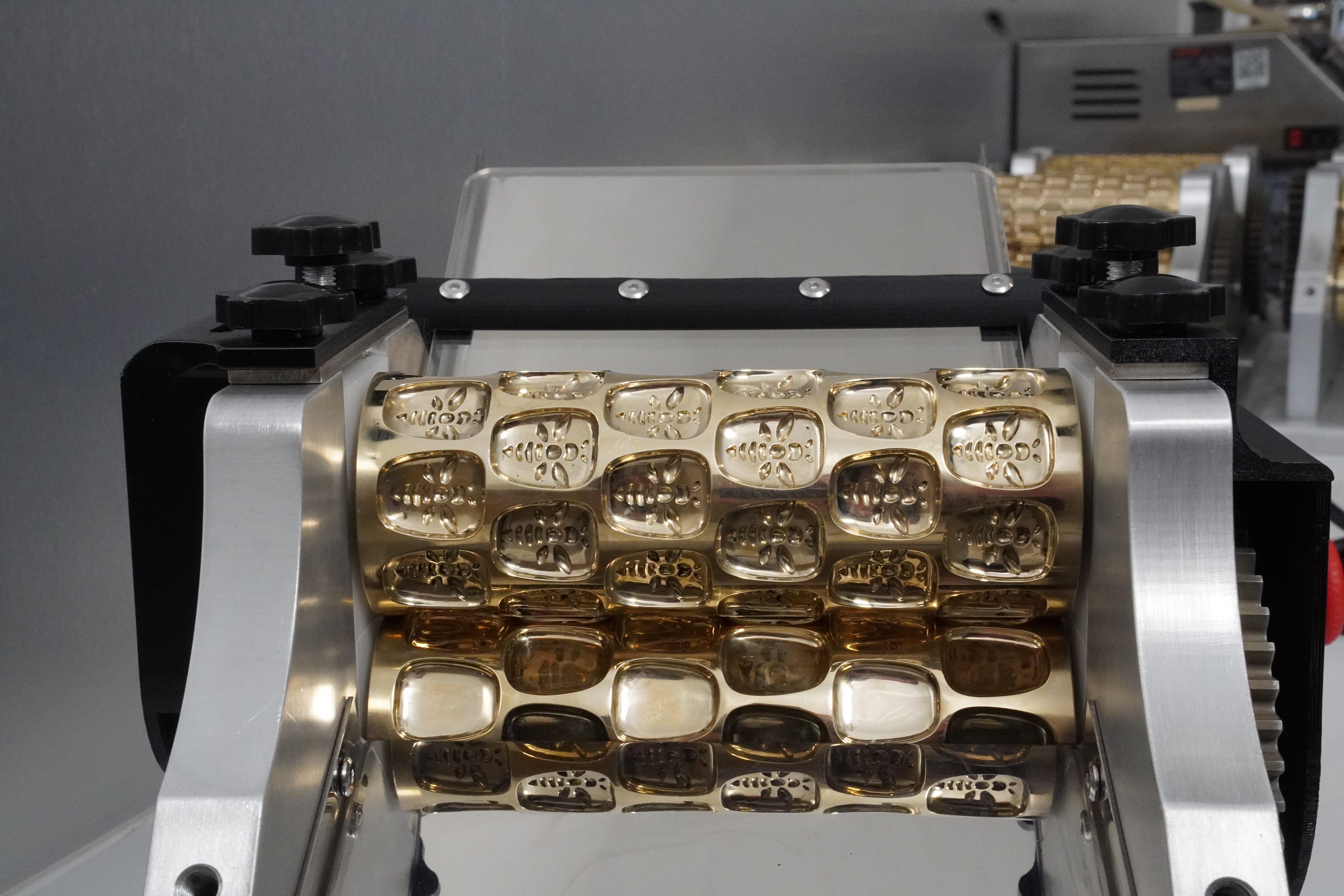 Rouleaux en bronze poli